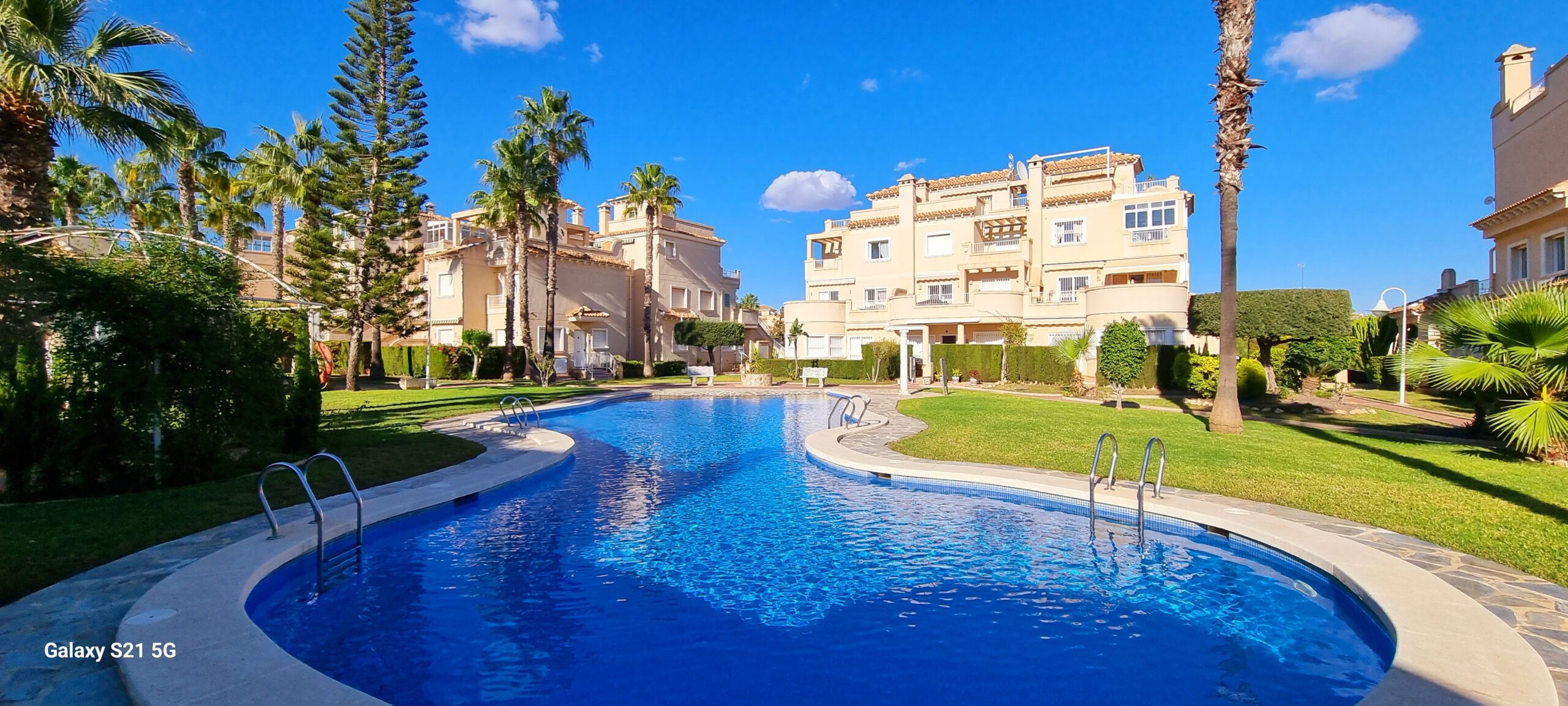 Flott sørvendt bolig på bakkeplan – sentralt på Playa Flamenca!