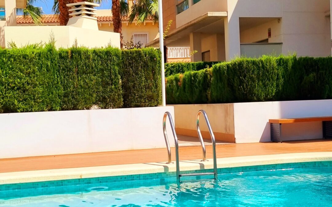 Strøken leilighet med 3 soverom og 2 bad – stor privat hage!