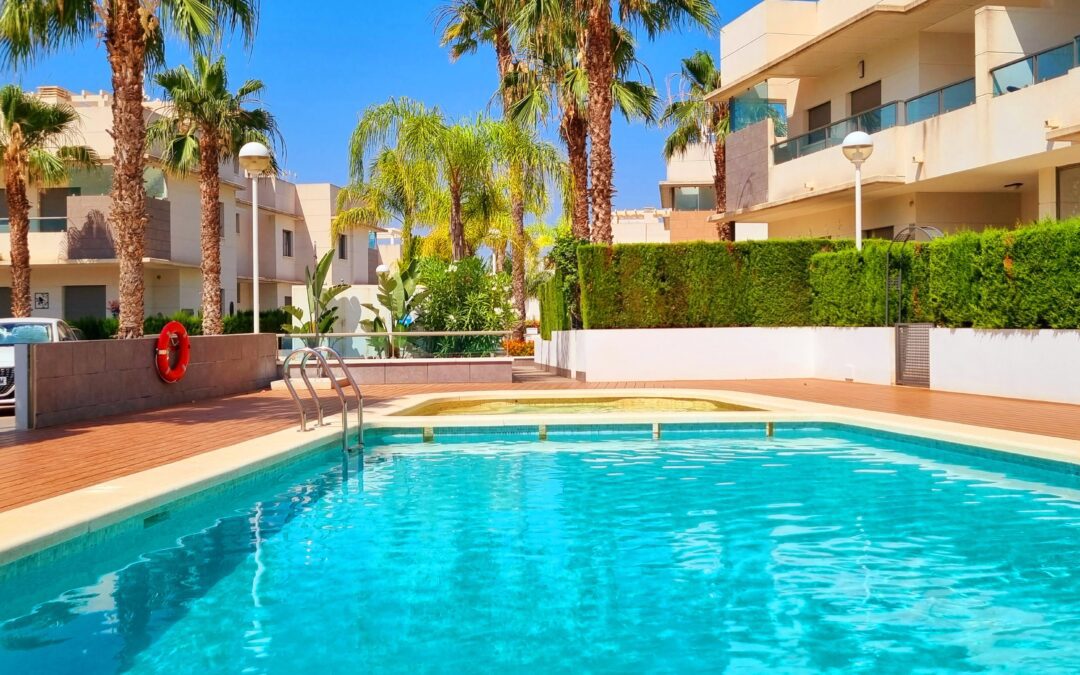 Strøken penthouse med 3 soverom og 2 bad – gedigen takterrasse!