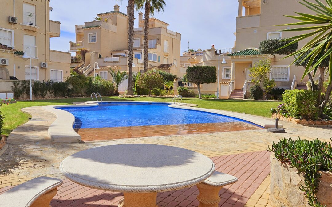 SOLD! Strøken sør-vestvendt bolig rett mot et av to store basseng – Miraflores 5!