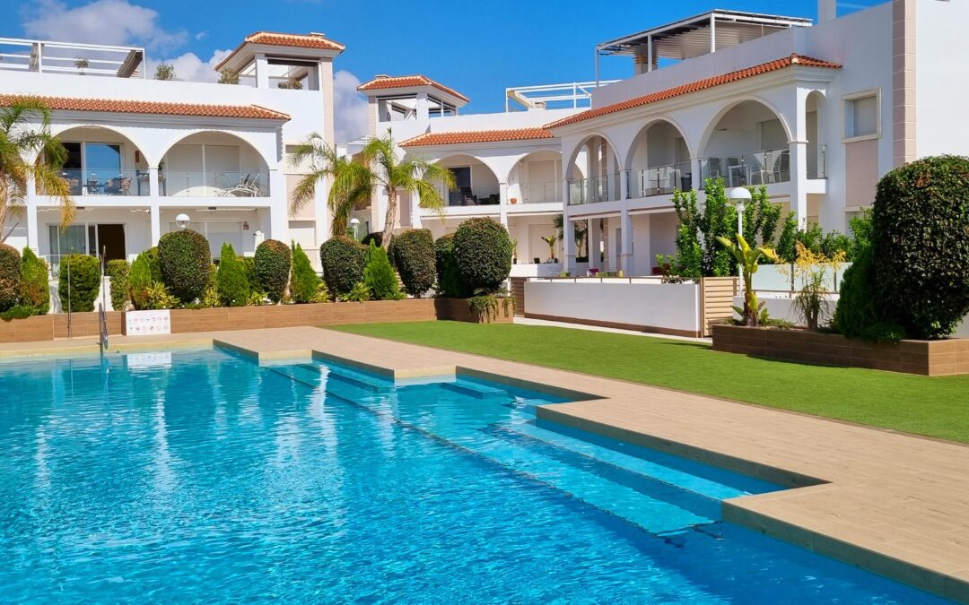 Lekker gjennomgående leilighet m/​stor tomt. Ny pris!