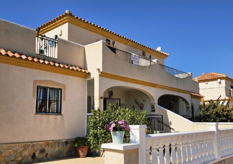 Strøkent rekkehus meget sentralt på Playa Flamenca – kun 1 km fra Middelhavet!