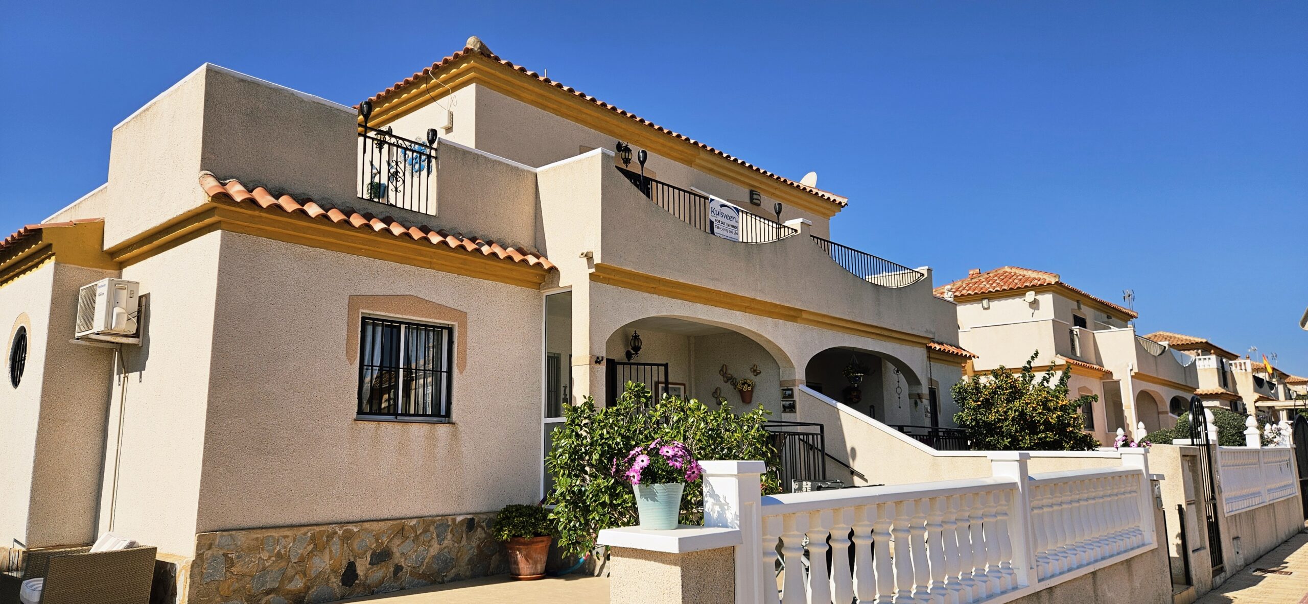 Strøkent rekkehus meget sentralt på Playa Flamenca – kun 1 km fra Middelhavet!